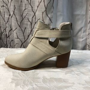 Vintage 93, size 10, off white chop out ankle boot.